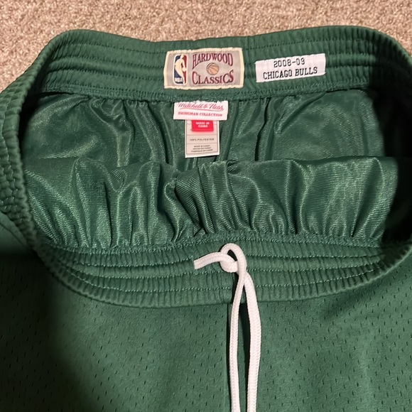 Authentic Mitchell & Ness NBA Chicago bulls basketball shorts - Picture 9 of 9